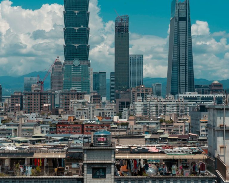 台北101夜景象徵台灣高資產族群的財富中心，家族辦公室與新加坡財富管理趨勢正在興起